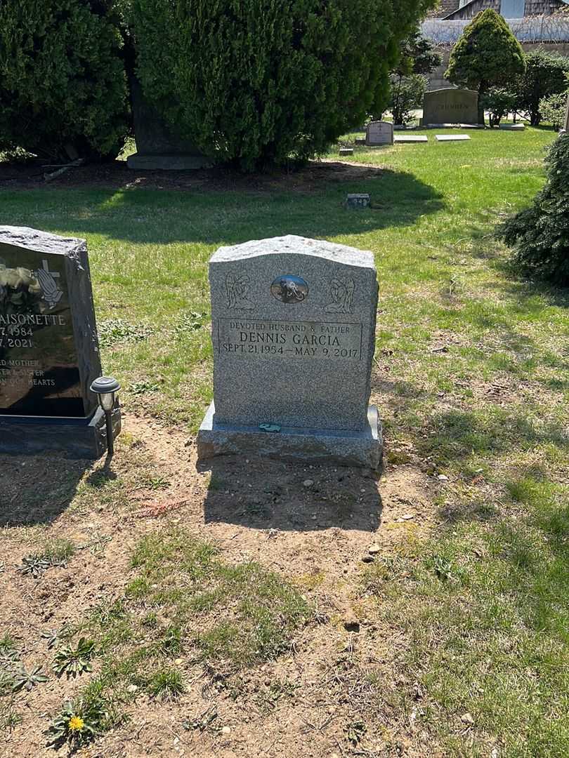 Dennis Garcia's grave. Photo 2