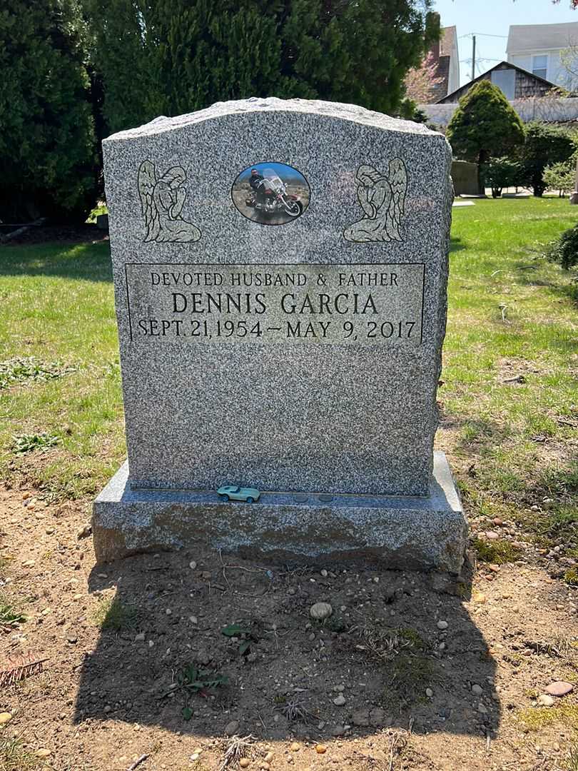 Dennis Garcia's grave. Photo 1