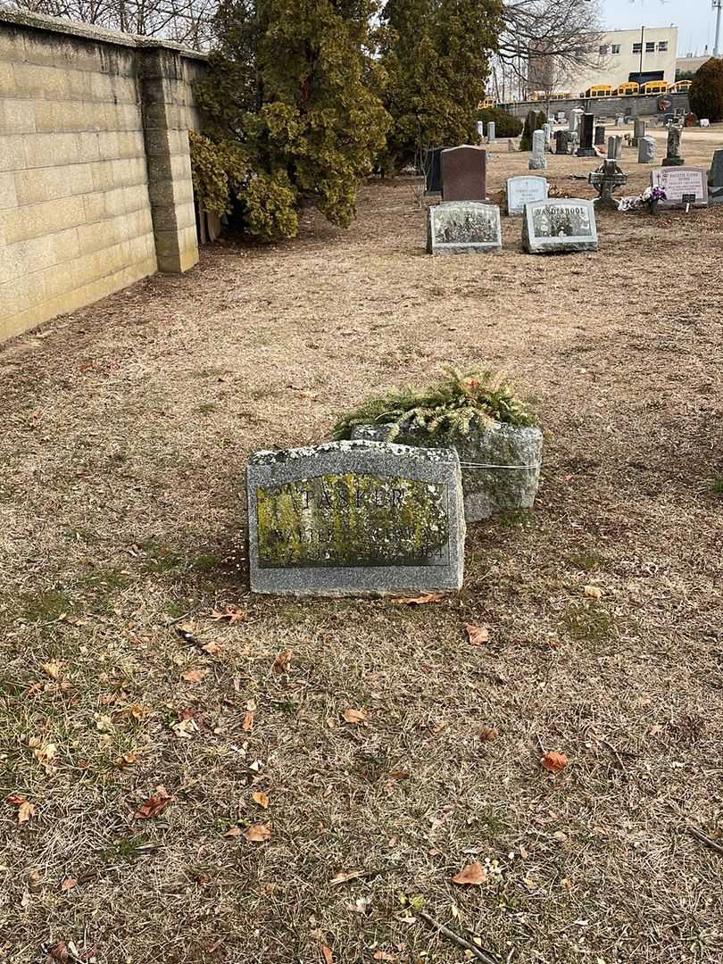 Clara Tasker's grave. Photo 1