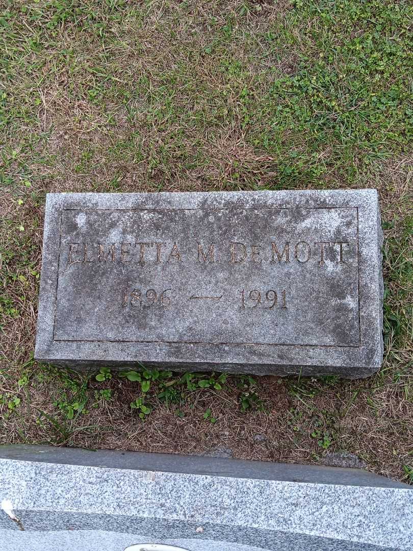 Elmetta M. De Mott's grave. Photo 3