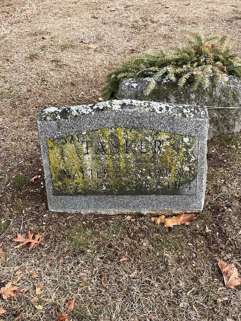 Clara Tasker's grave. Photo 2
