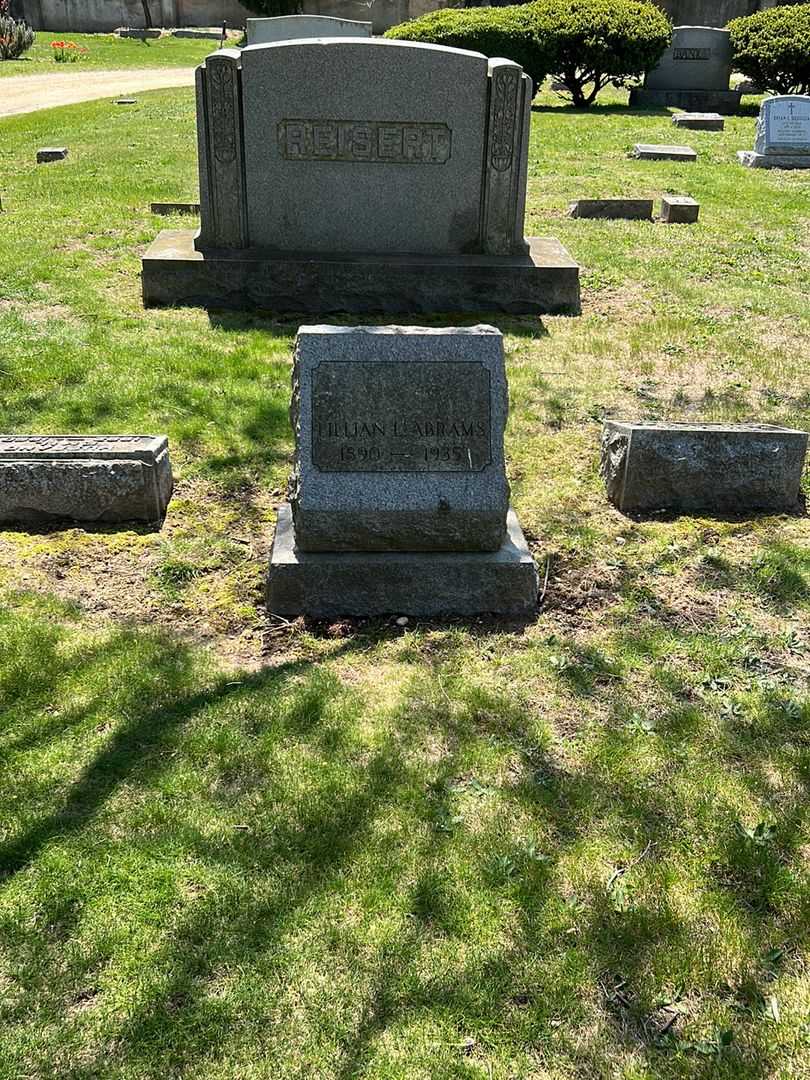 Lillian L. Abrams's grave. Photo 1