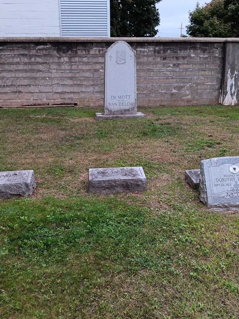 Mary Van Deloo's grave. Photo 2