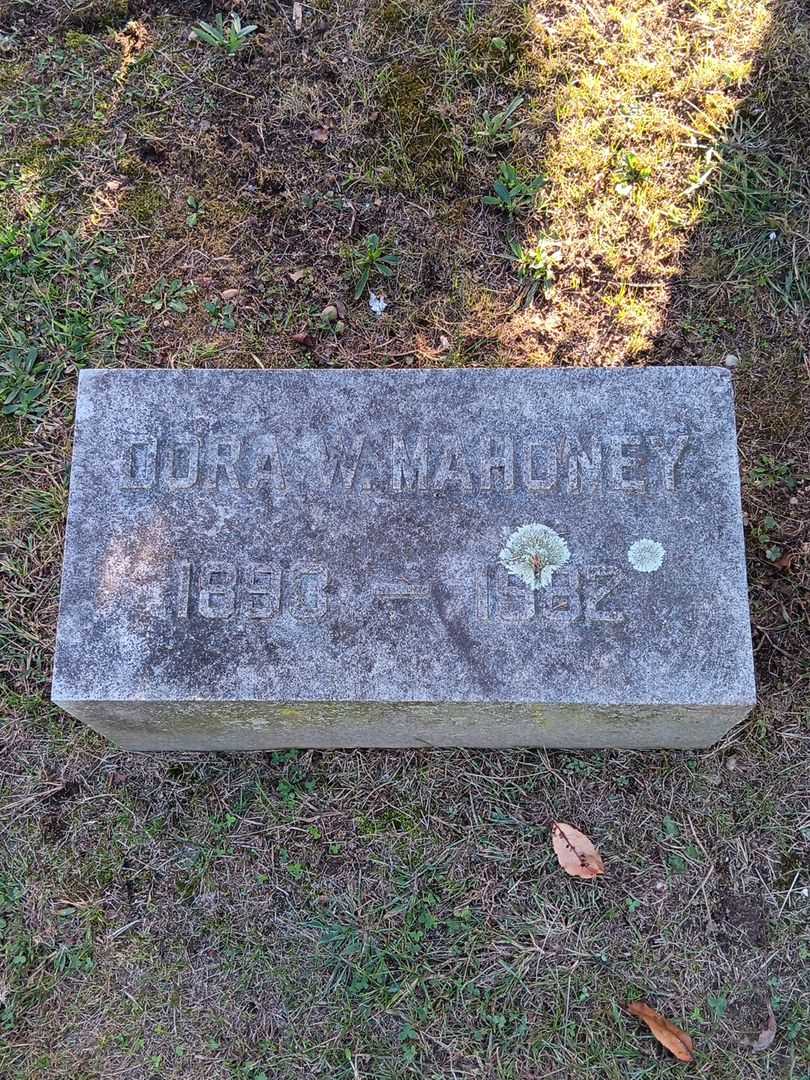 Dora W. Mahoney's grave. Photo 3