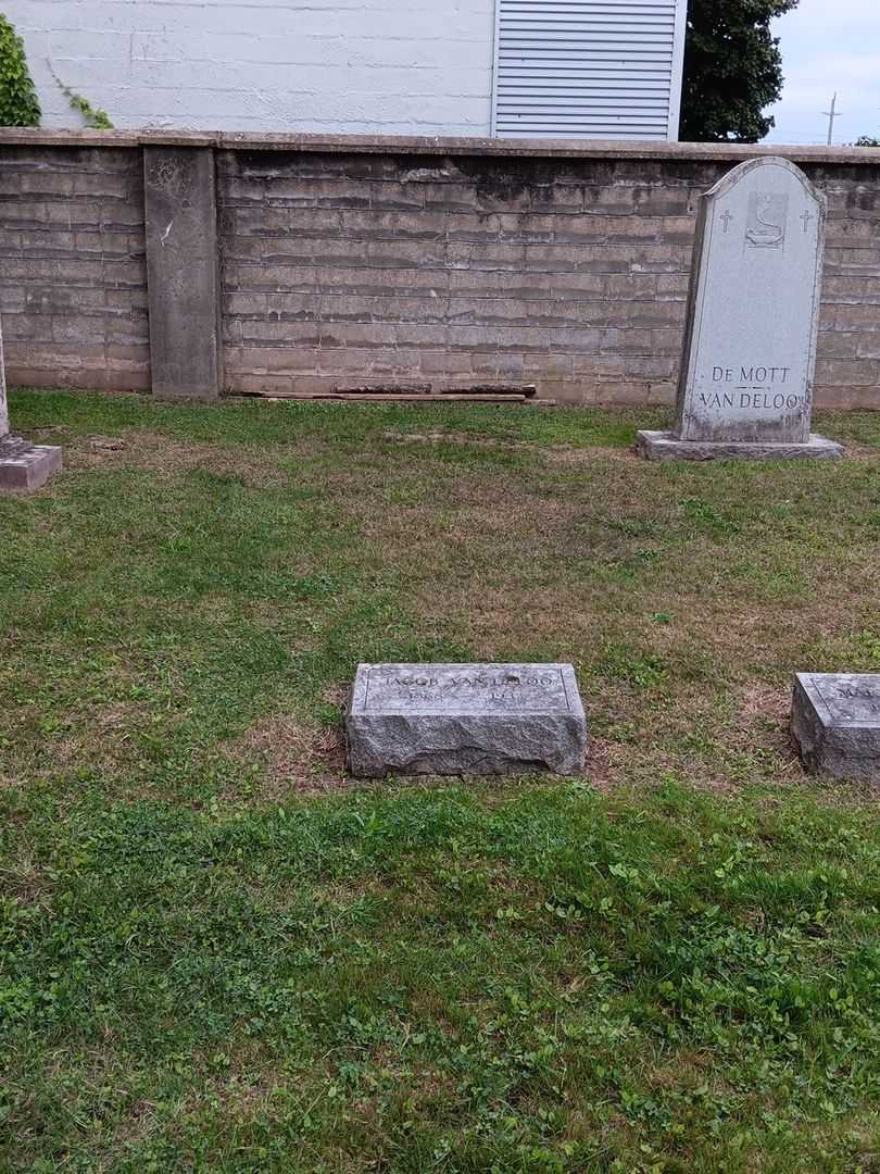 Jacob Van Deloo's grave. Photo 2