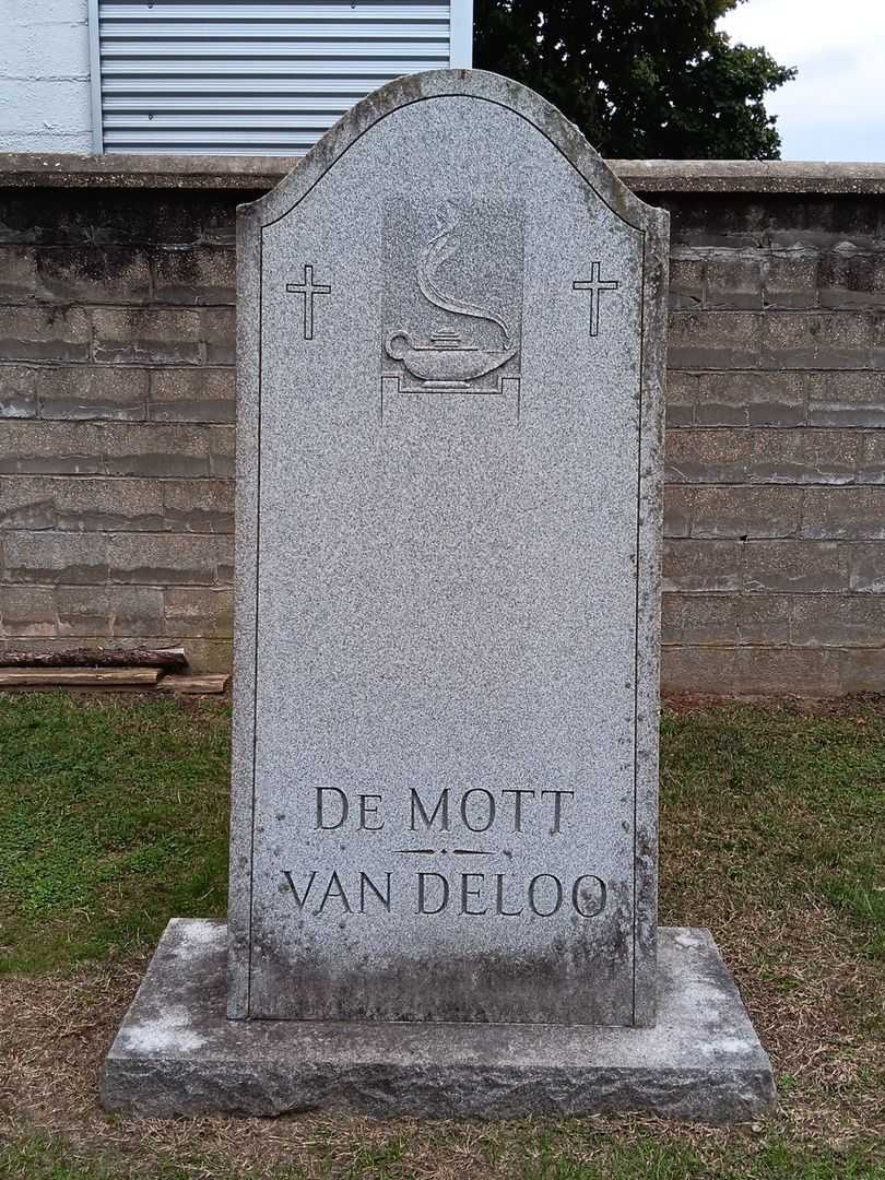 Jacob Van Deloo's grave. Photo 1