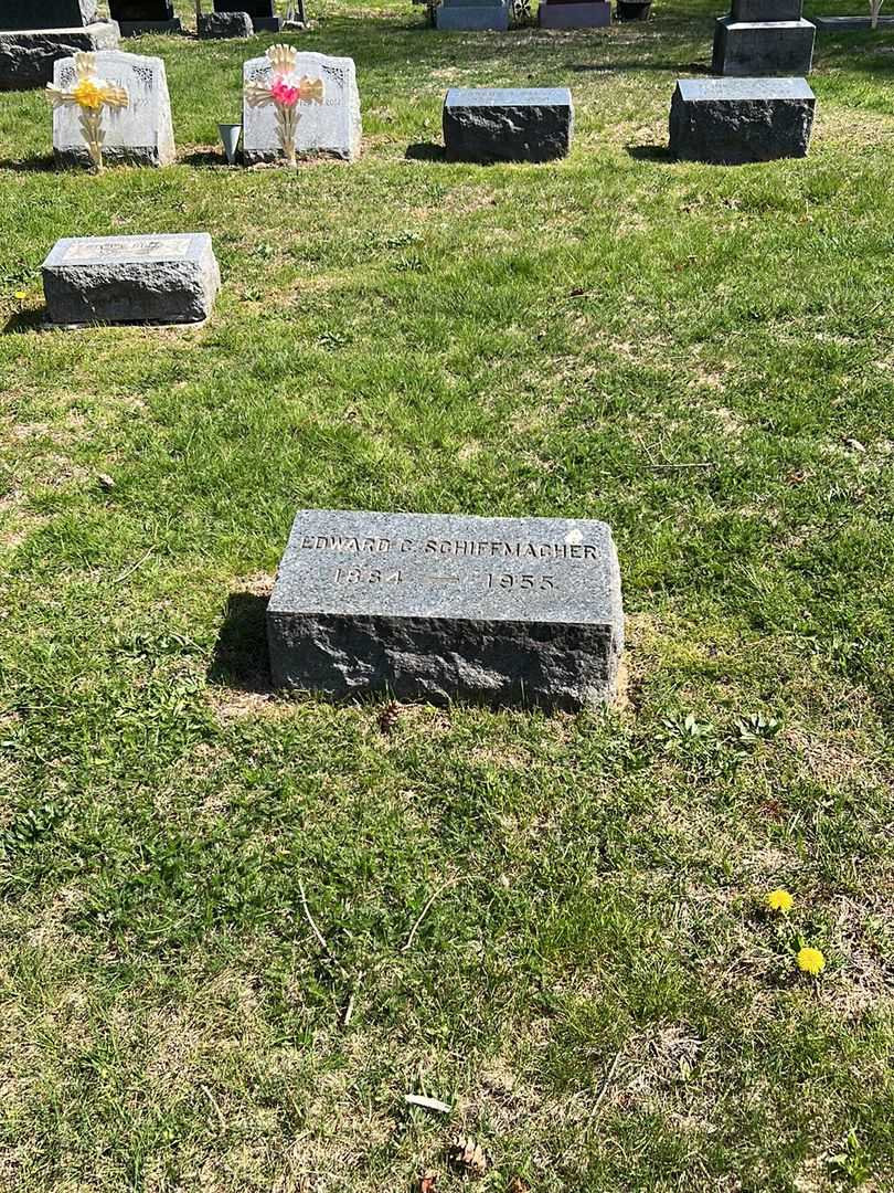 Edward C. Schiffmacher's grave. Photo 1