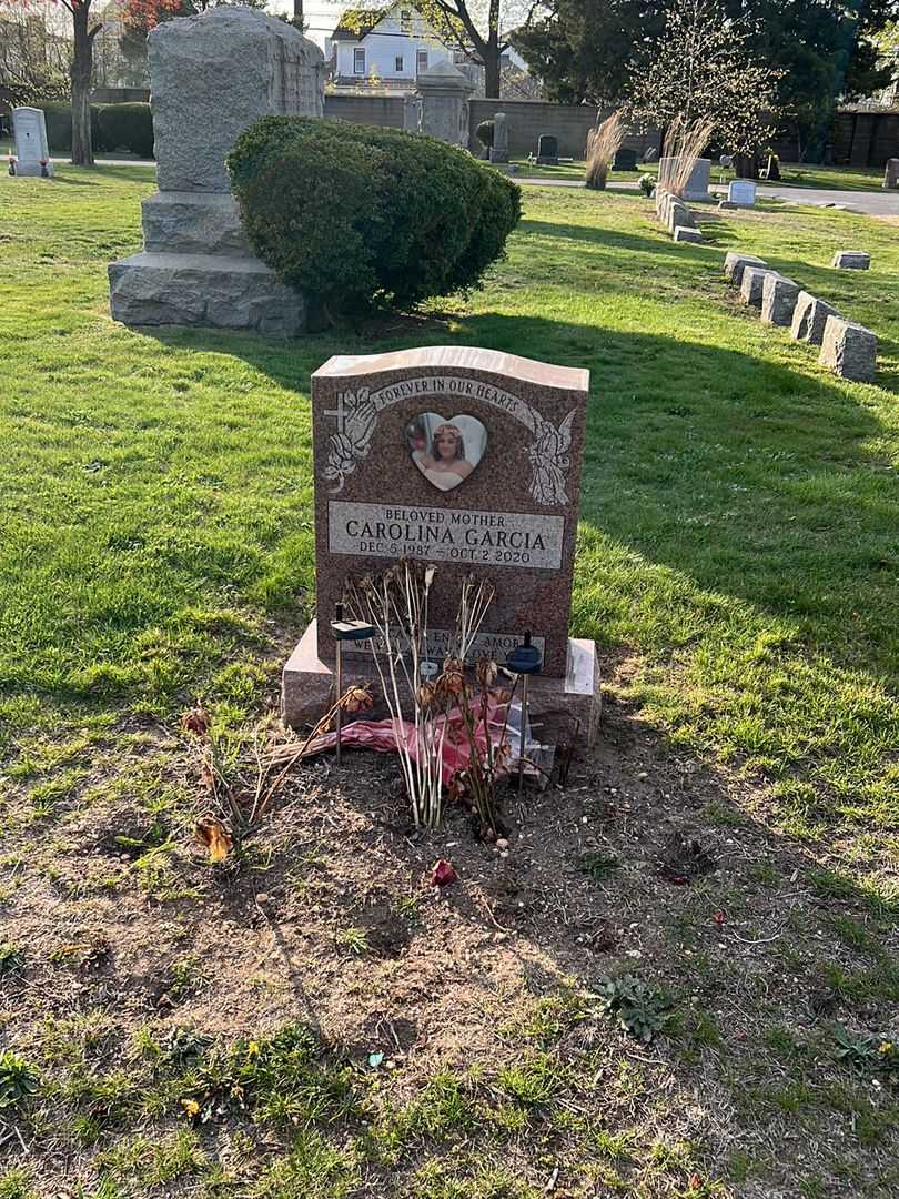 Carolina Garcia's grave. Photo 1