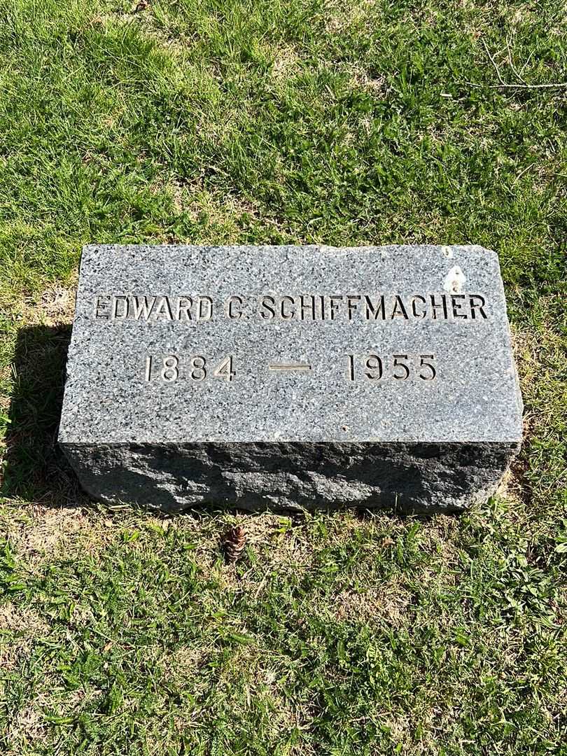 Edward C. Schiffmacher's grave. Photo 2