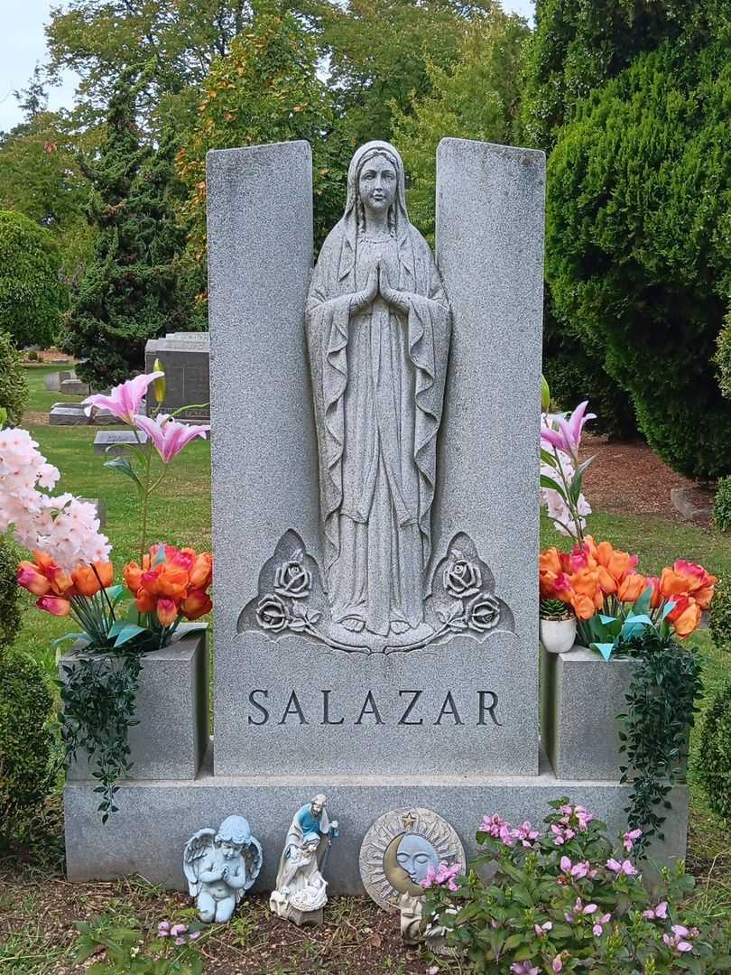 Inez Salazar's grave. Photo 1