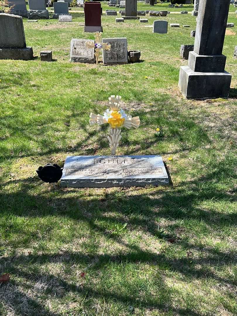 Walter J. Gull's grave. Photo 1