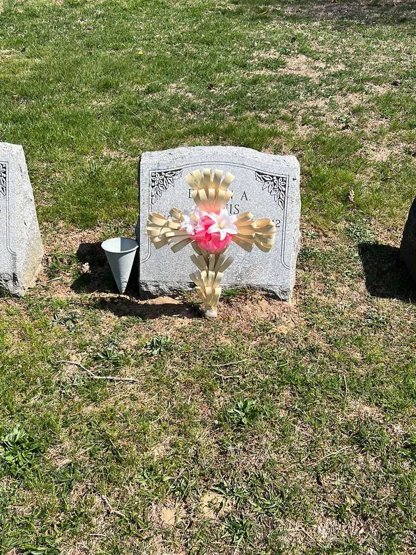 Evelyn A. Dennis's grave. Photo 1