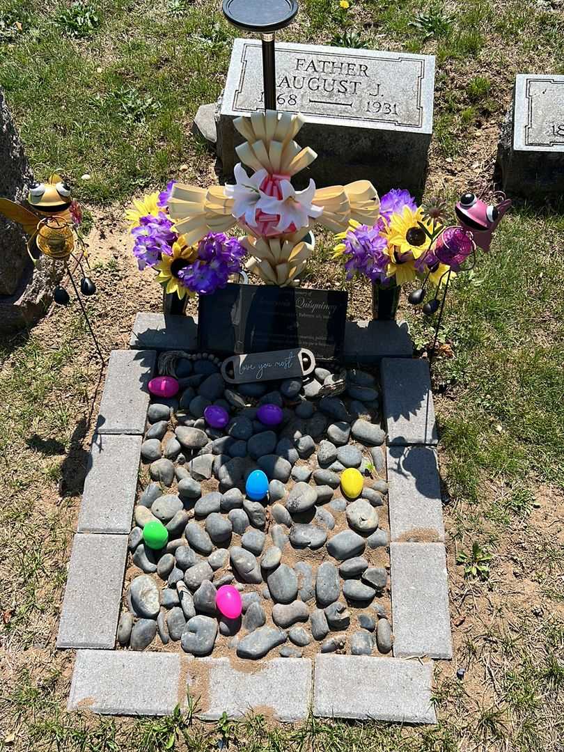 Clemencia Quisquinay's grave. Photo 2
