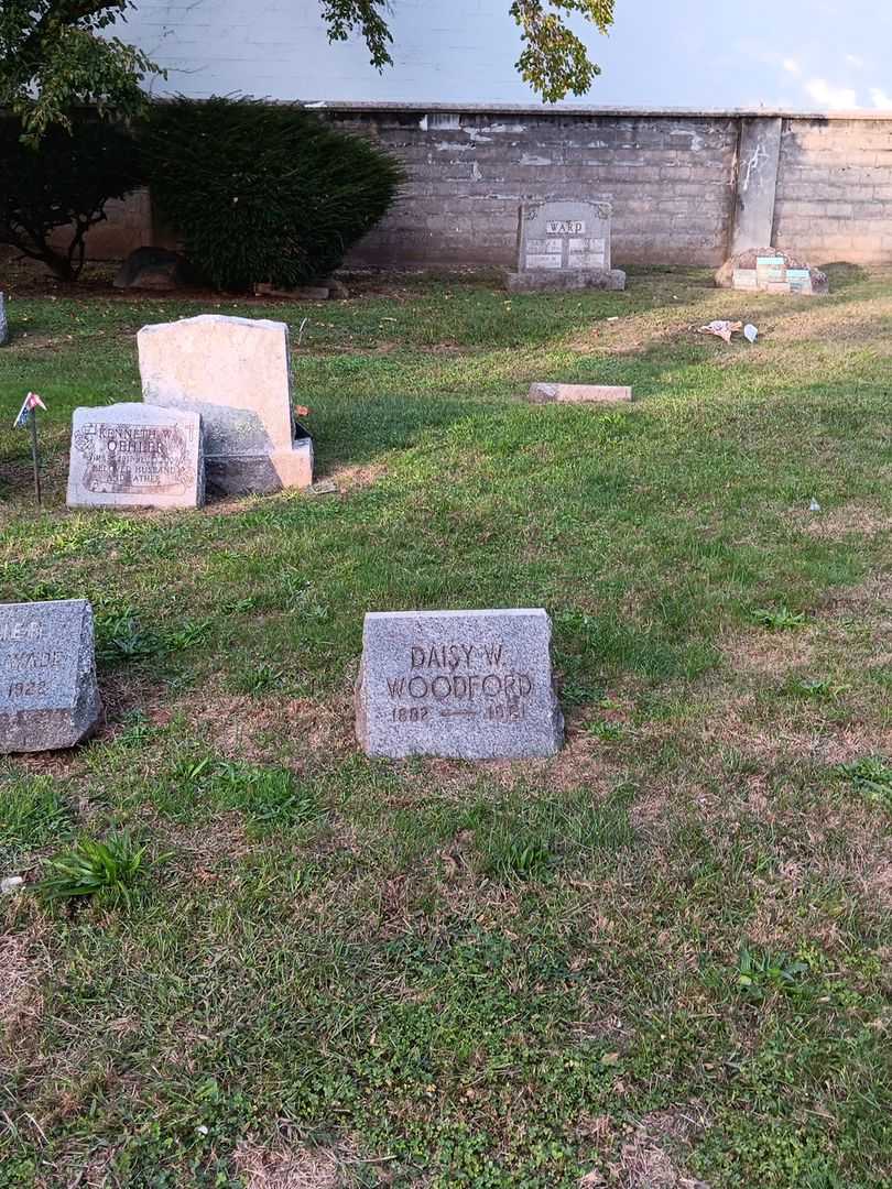 Daisy W. Woodford's grave. Photo 1