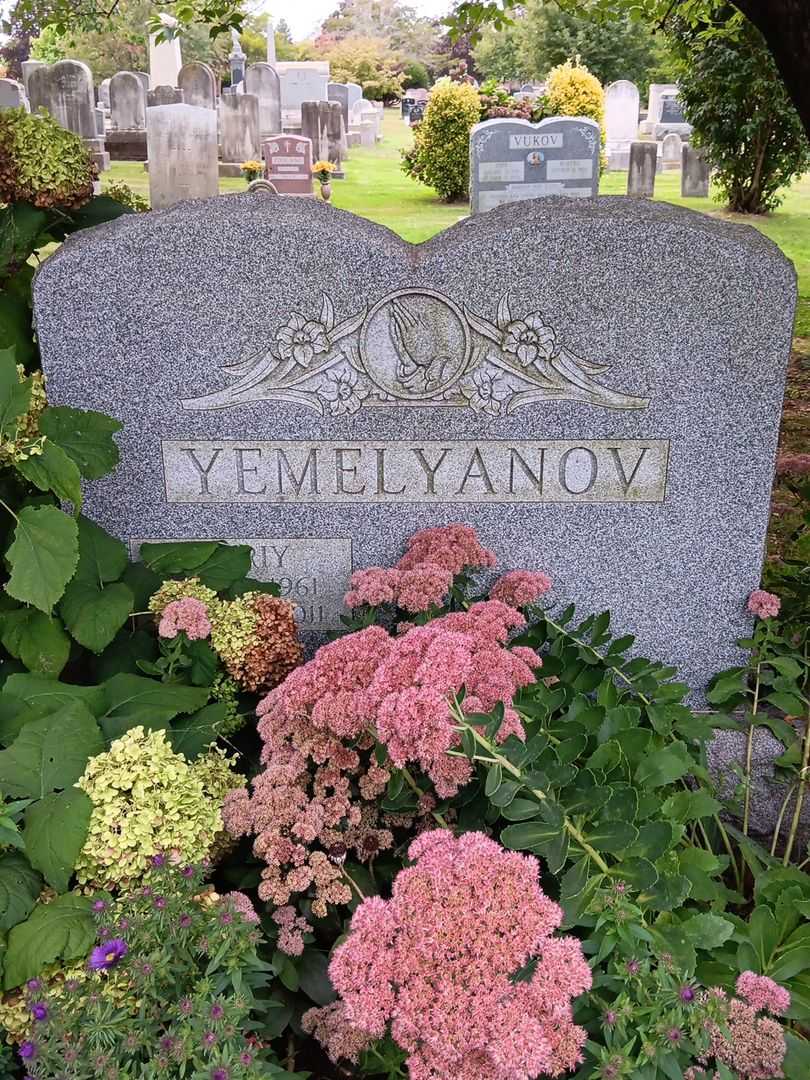 Yuriy Vasilyevich Yemelyanov's grave. Photo 2