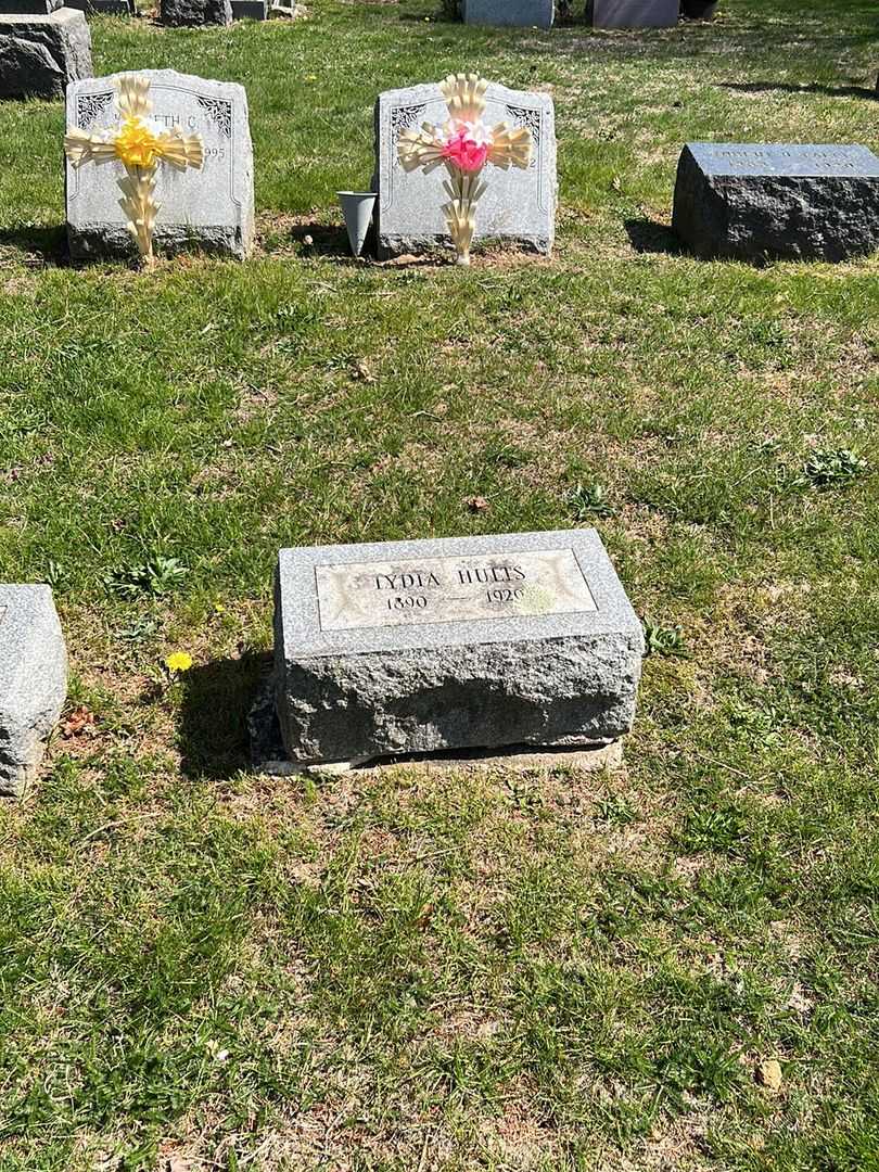 Lydia Hults's grave. Photo 1