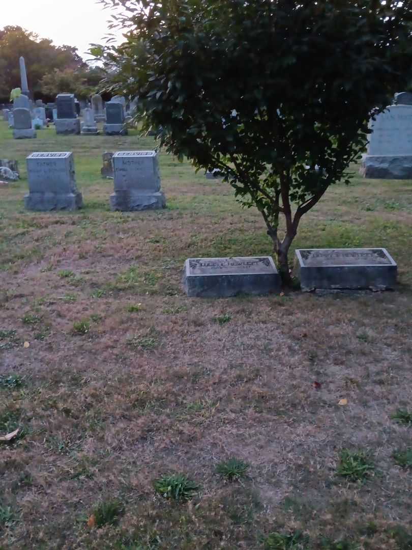 Louis F. Hewlett's grave. Photo 1