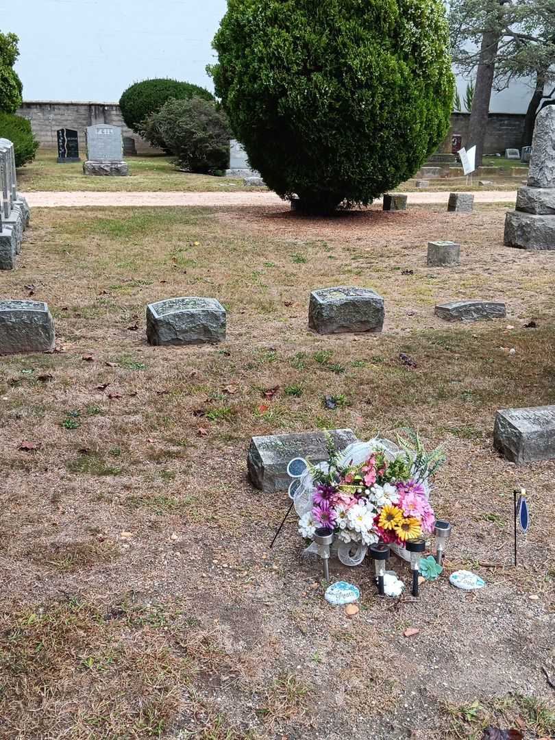 Charles Hetrick's grave. Photo 1