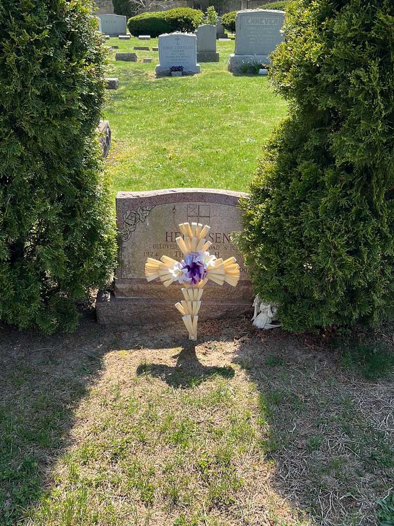 Theodore H. Helliesen's grave. Photo 2