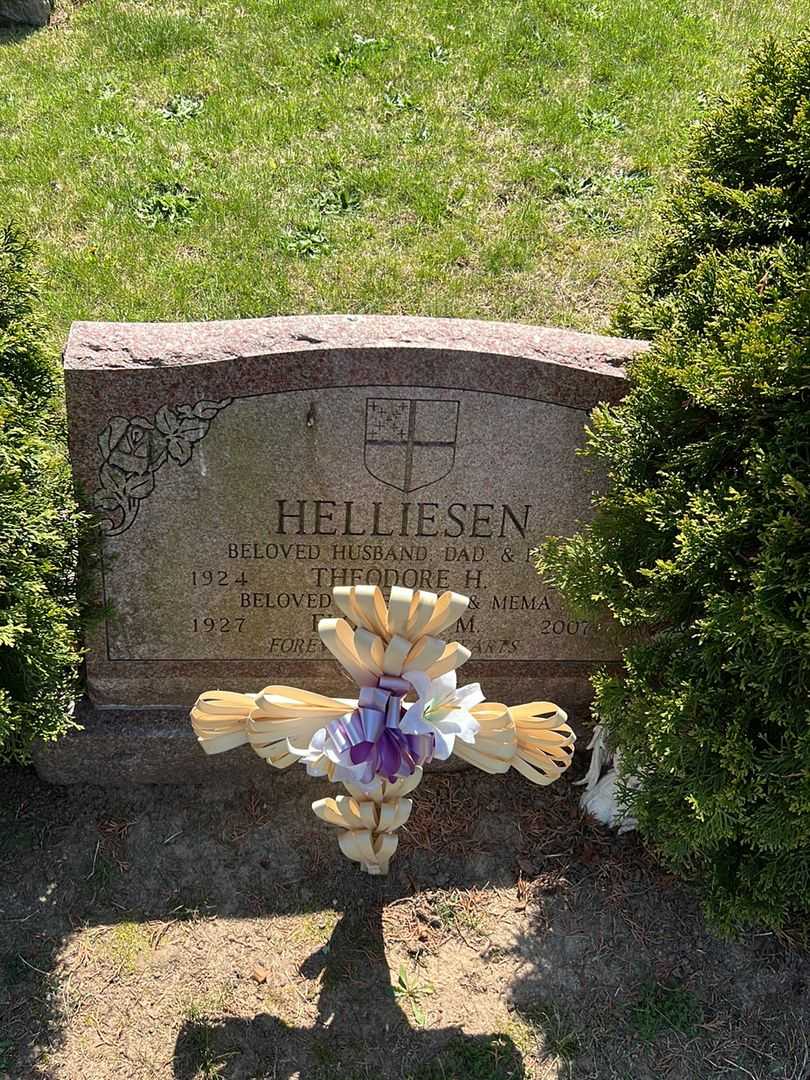 Theodore H. Helliesen's grave. Photo 3