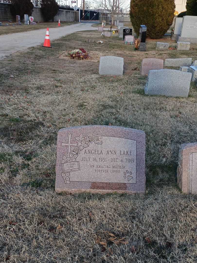 Angela Ann Lake's grave. Photo 1