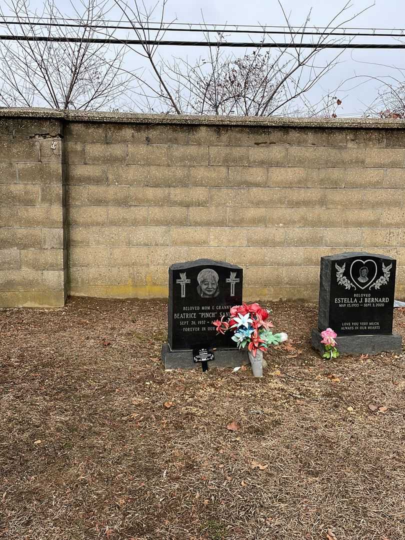 Beatrice "Pinch" Sanders's grave. Photo 1
