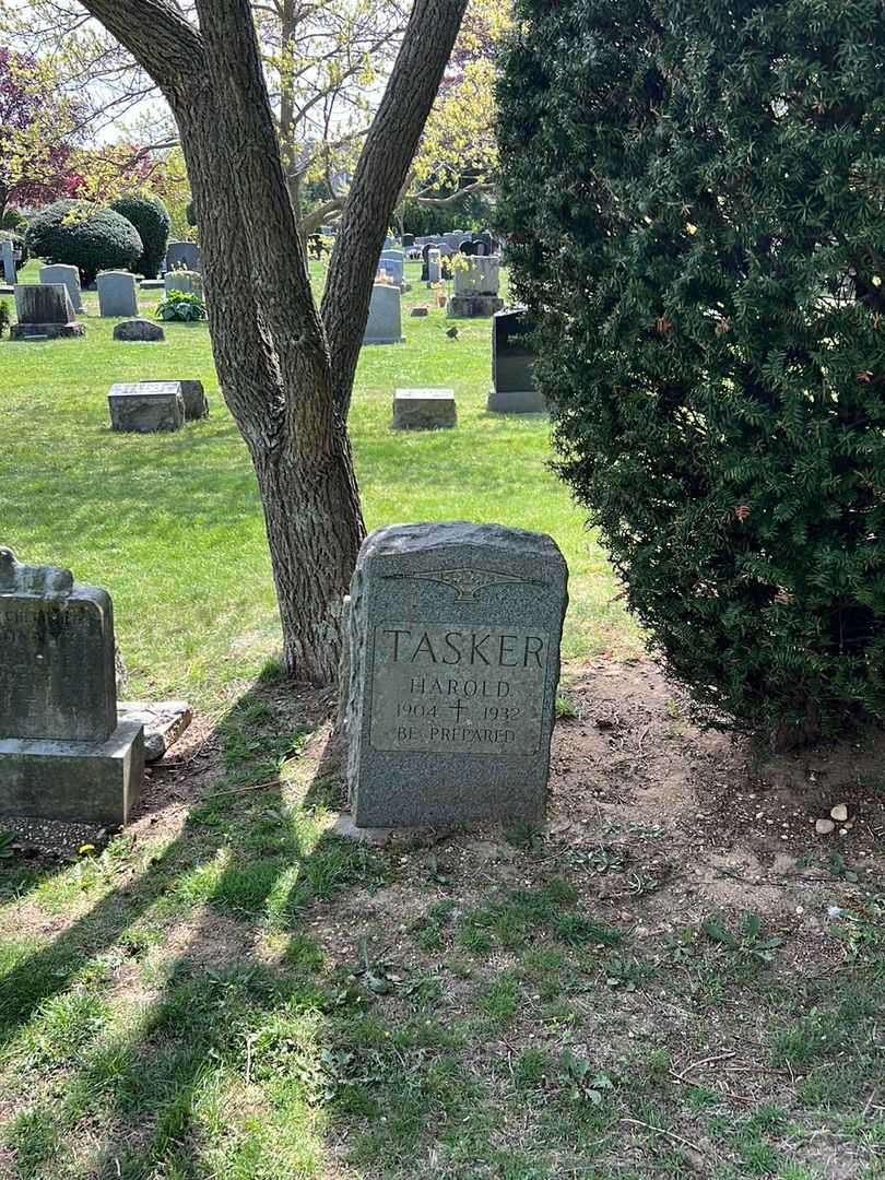Harold Tasker's grave. Photo 1