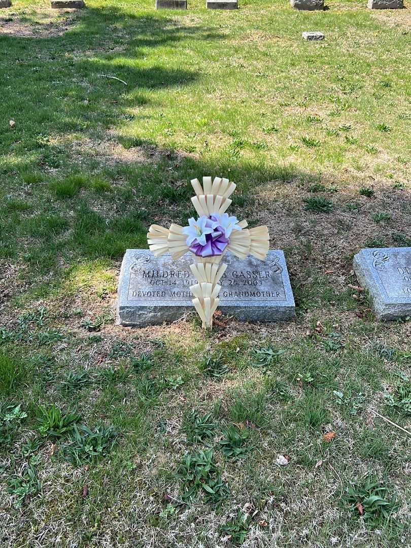 Mildred Coles Gasser's grave. Photo 1