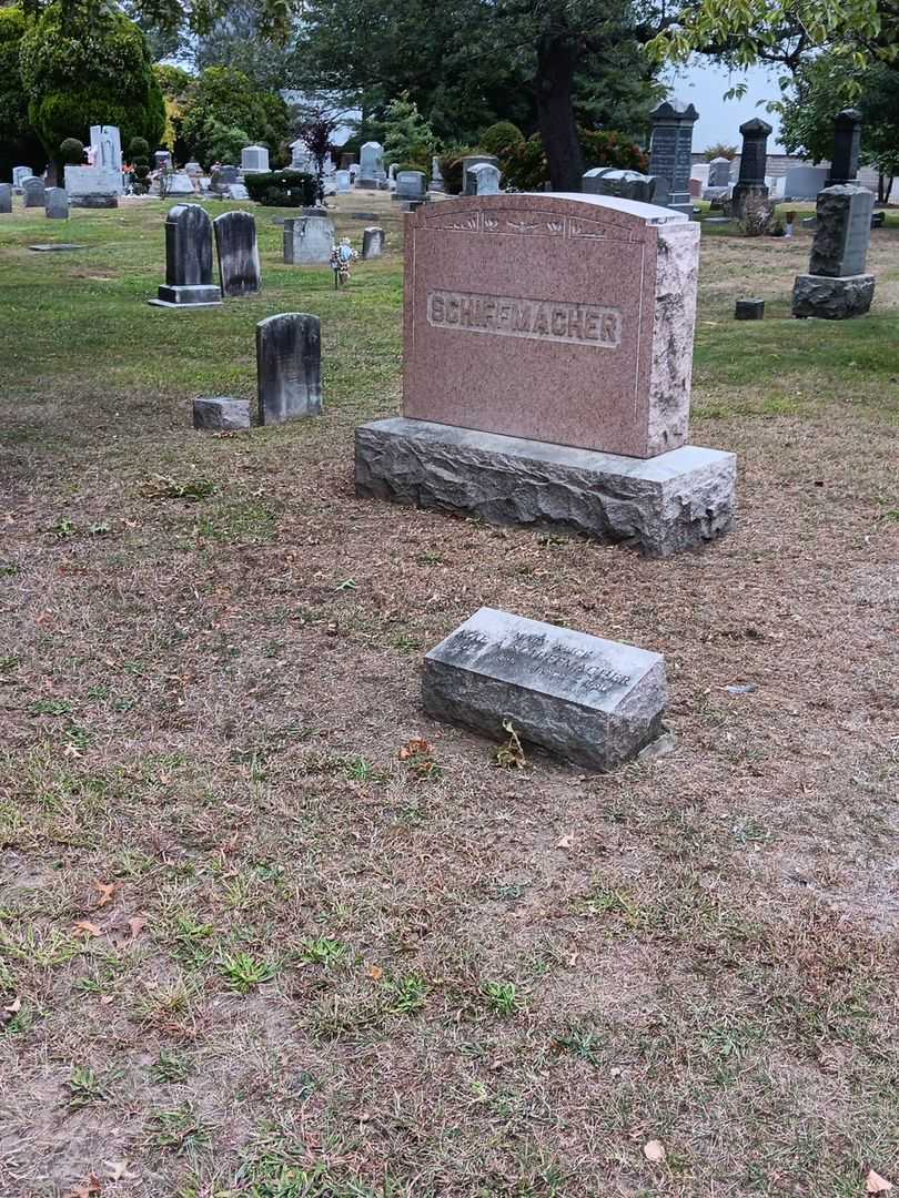 Mary Allice "Mae" Schiffmacher's grave. Photo 2
