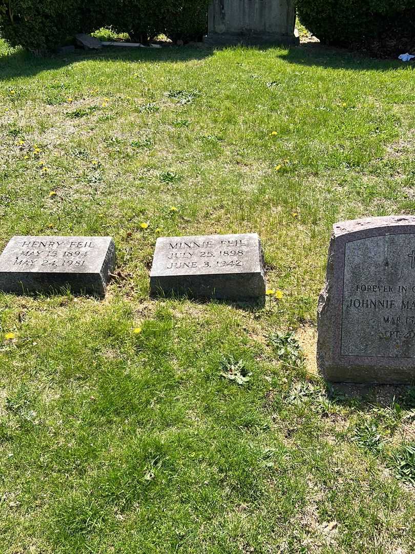 Minnie Feil's grave. Photo 2