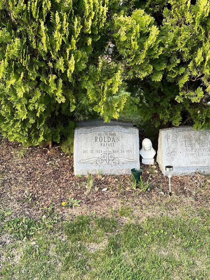 Rafael Roldan's grave. Photo 1