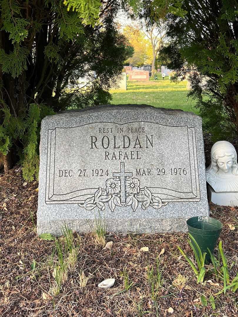 Rafael Roldan's grave. Photo 2