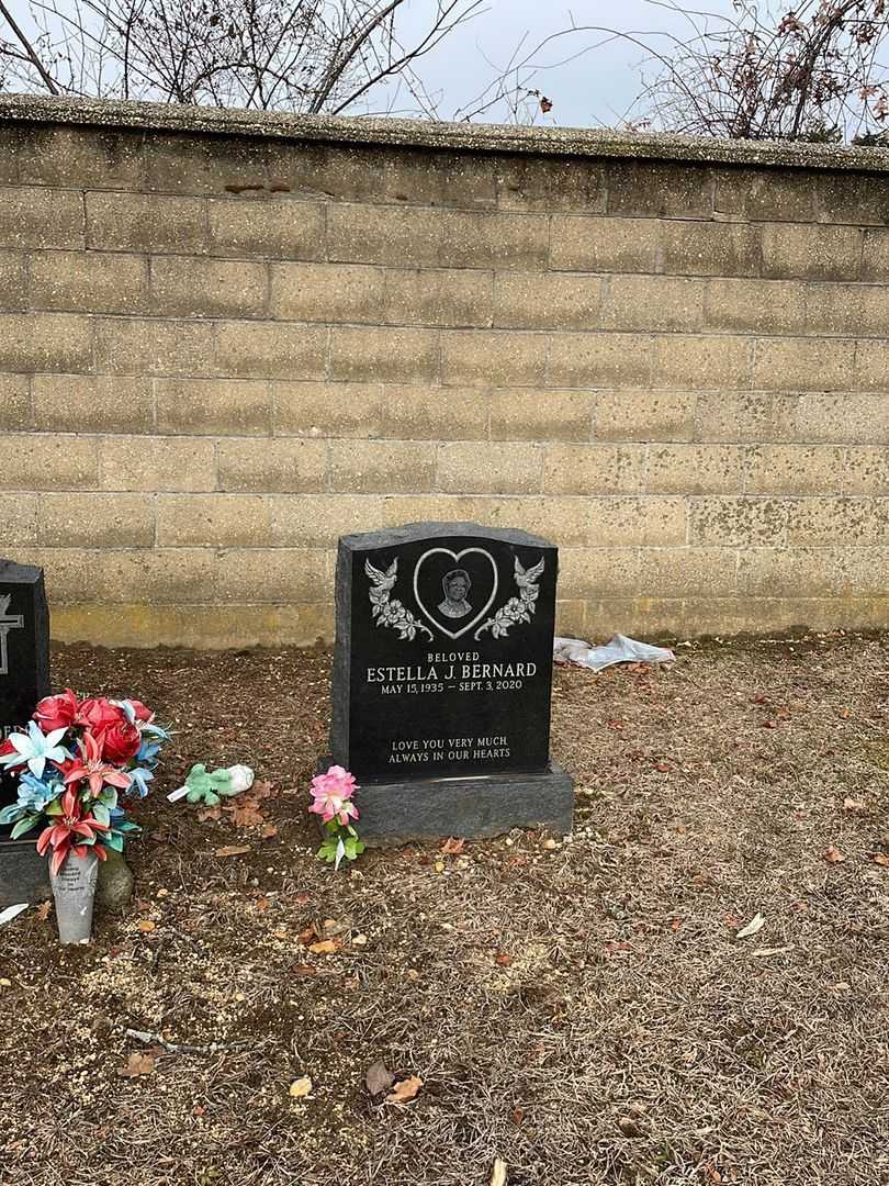 Estelle Jackson Bernard's grave. Photo 1