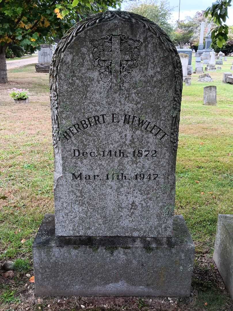 Herbert E. Hewlett's grave. Photo 2