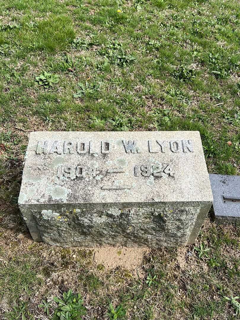 Harold W. Lyon's grave. Photo 2