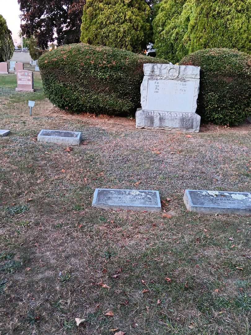 Lillian M. Cordingley's grave. Photo 1