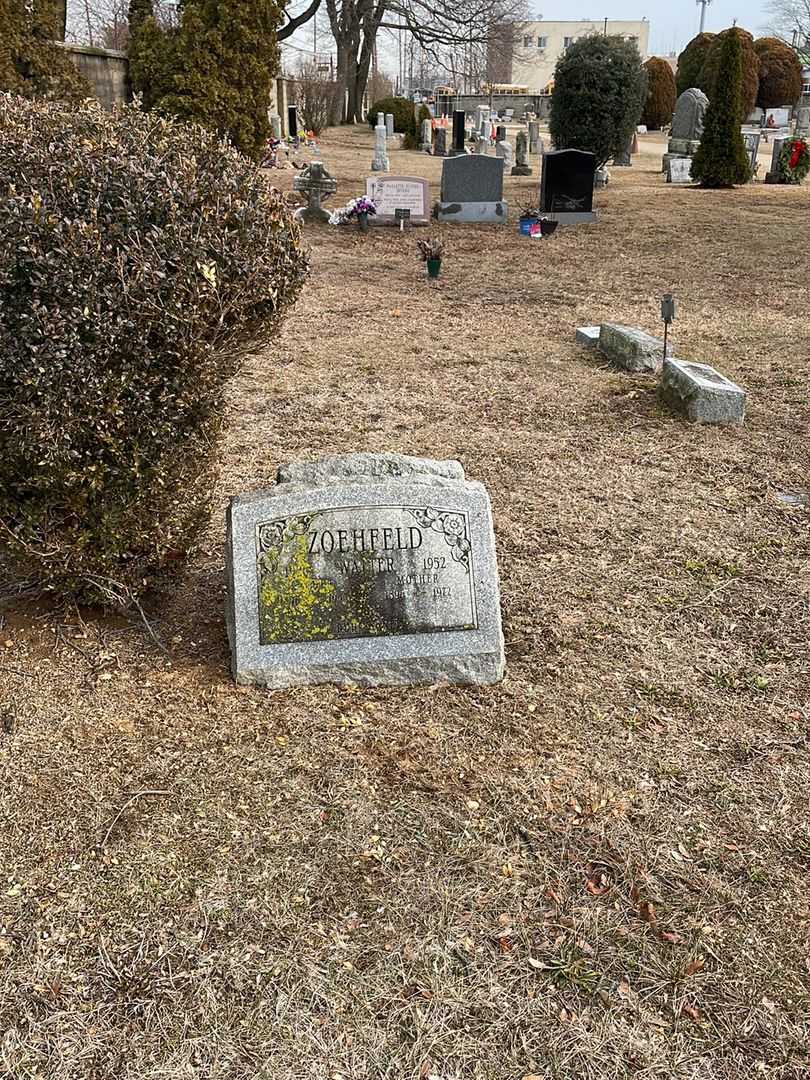Hildegard Zoehfeld's grave. Photo 1
