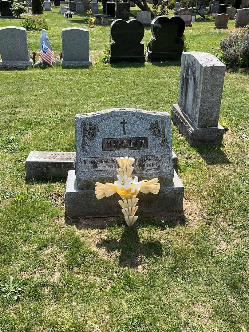 Erma M. "Johnnie" Hewlett's grave. Photo 1