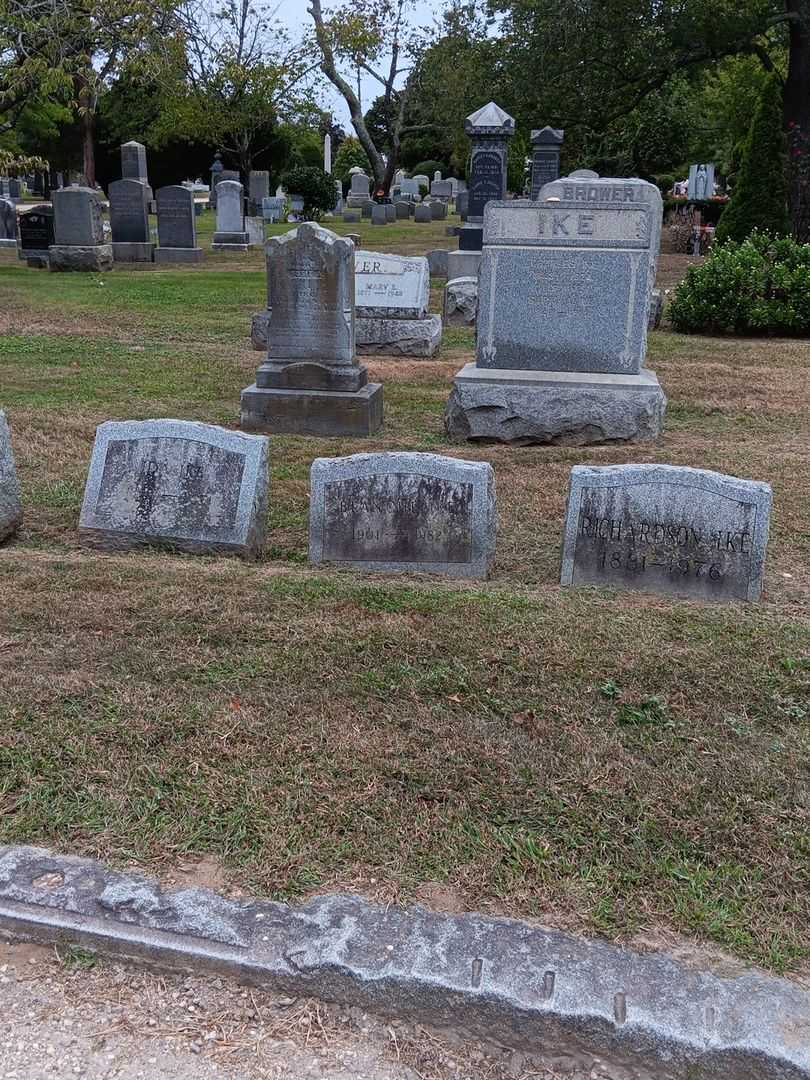 Blanche Ike's grave. Photo 1