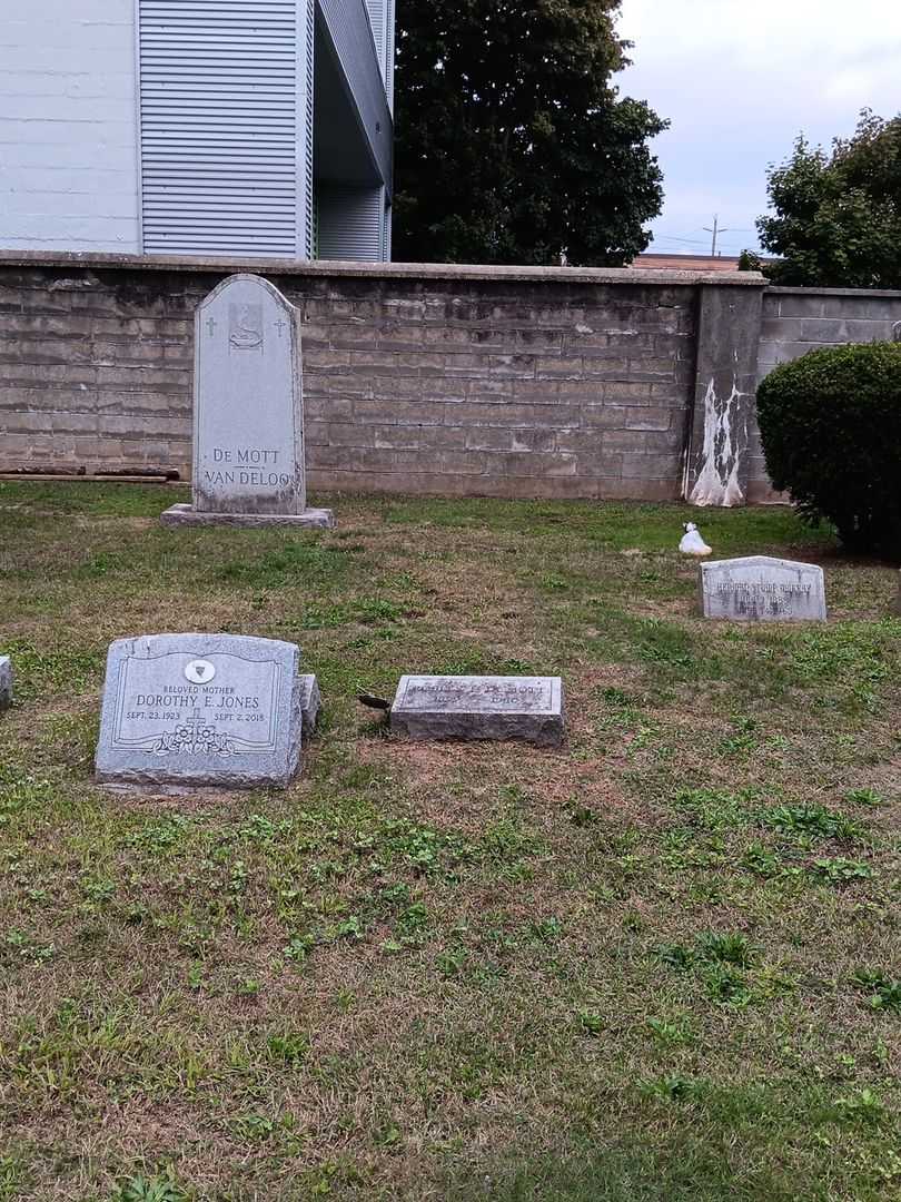 Robley F. De Mott's grave. Photo 2