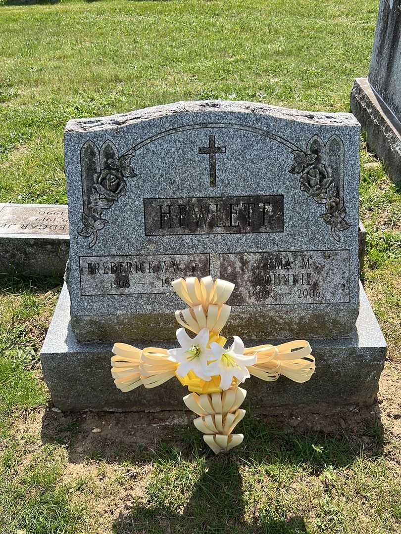 Erma M. "Johnnie" Hewlett's grave. Photo 2